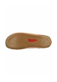 Pantofole di colore rosa chiaro con una parte superiore morbida e pelosa e una suola in gomma tan con scanalature che presenta un logo rosso. La suola ha una forma arrotondata e un motivo testurizzato.