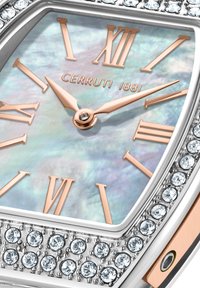 Cerruti 1881-klocka med en urtavla av pärlemor, romerska siffror i roséguld och en stålram med kristalldetaljer. Fyrkantig form.