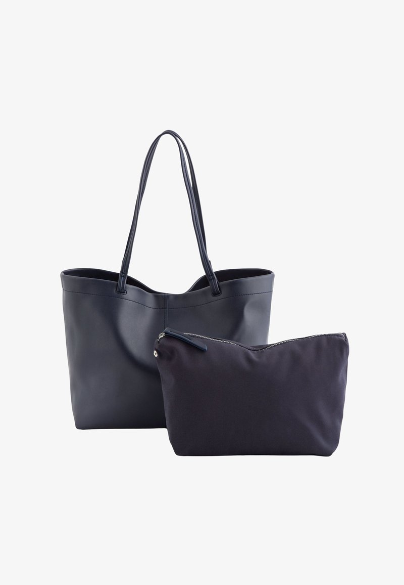Sac fourre-tout bleu marine en cuir lisse avec de longues poignées ; comprend une petite pochette en tissu foncé avec une fermeture éclair.
