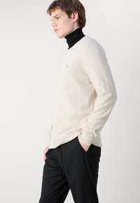 Calvin Klein STRUCTURE SWEATER - Strikkegenser - stony beige