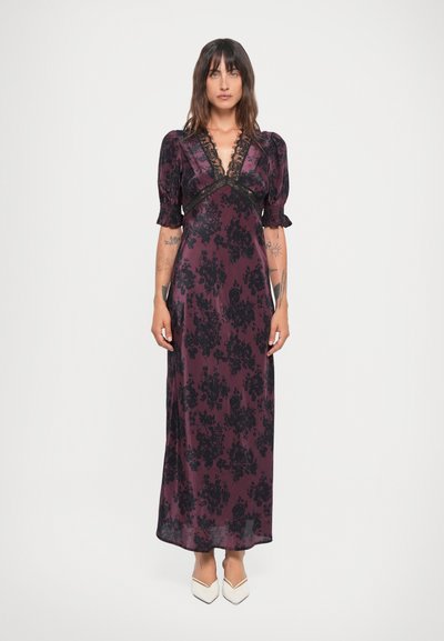 Langes, dunkelviolettes Kleid mit schwarzem Blumenmuster, tiefem V-Ausschnitt, Puffärmeln und Spitzenbesatz. Glattes Material mit fließender Silhouette.