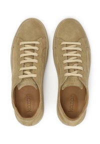 Beežid seemisnahast tossud, kreemikate paeltega, ümmarguse varbaosaga ja pehme tekstuuriga. Omavad pruuni sisetallaga, millel on reljeefne "kazar" logo.