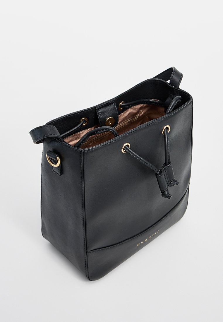 Borsa a secchiello nera in pelle con chiusura a coulisse, dettagli in metallo dorato e superficie liscia. Interno foderato in un colore a contrasto.