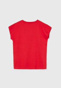 Czerwona bawełniana koszulka z okrągłym dekoltem i krótkimi rękawami typu dolman. Gładka faktura i luźny krój, prezentowana z widoku z tyłu.