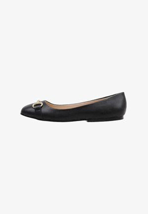 Bailarinas de cuero negro con puntera redondeada, con un acento de herrajes en tono dorado y suela plana. Textura suave con minimalismo en los detalles.
