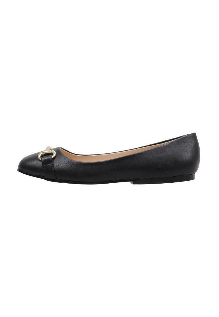 Bailarinas de cuero negro con puntera redondeada, con un acento de herrajes en tono dorado y suela plana. Textura suave con minimalismo en los detalles.