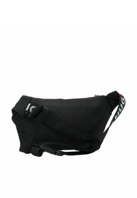 Borsa a cintura in tessuto nero con texture liscia, dotata di chiusura con zip, tracolla regolabile e dettagli di cucitura rossa. Logo stampato sulla tracolla.