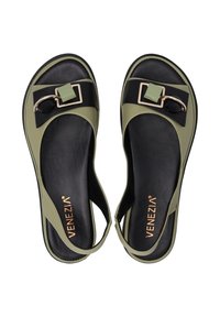 Grüne und schwarze flache Sandalen mit einer quadratischen Schnalle, ausgestattet mit einem olivfarbenen Akzent und einer eleganten schwarzen Sohle, die für den Freizeitgebrauch entworfen wurden.