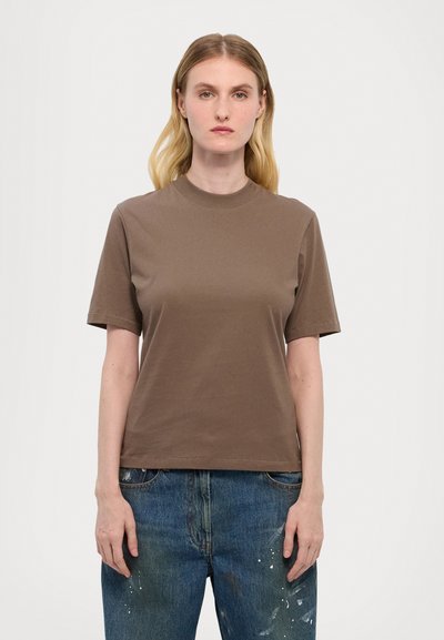 Filippa K MOCK NECK TEE - Camiseta básica - driftwood