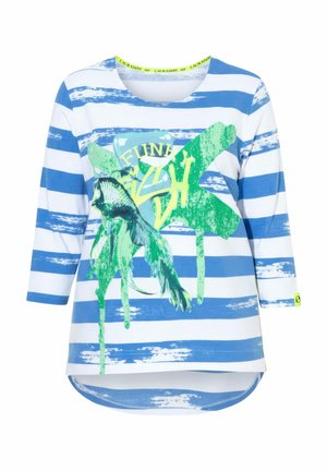 Modrá a bílá pruhovaná košile s dlouhým rukávem, se zelenými rybami a abstraktním designem připomínajícím cákance barvy, s žlutým textem na přední straně.