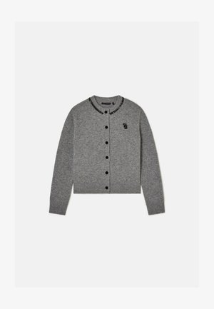 Šedý cardigan vyrobený z měkké tkaniny, s kulatým výstřihem, černými knoflíky a límcem zdobeným korálky s malým vyšitým logem.