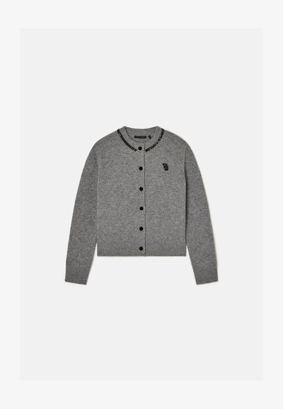 Gilet gris en tissu doux, avec un col rond, des boutons noirs et un col orné de perles avec un petit logo brodé.