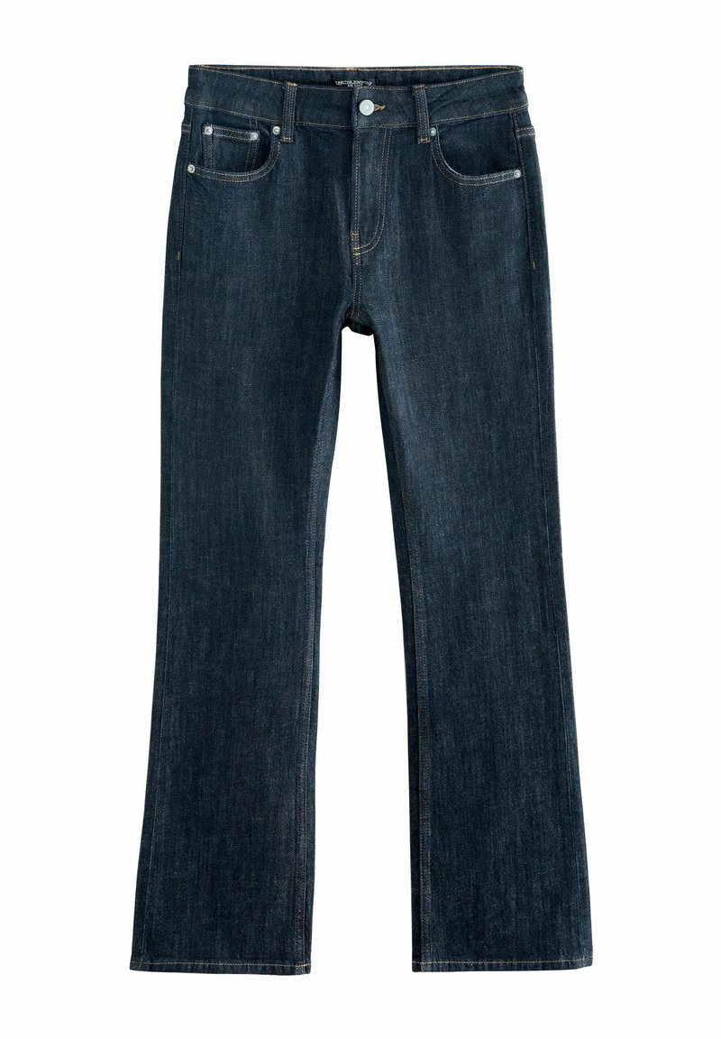 Pantalones vaqueros de mezclilla azul oscuro con diseño de pierna recta, estilo de cinco bolsillos, cierre de cremallera y detalles de costuras en tono cobre.