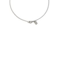 Srebrny naszyjnik z łańcuszkiem, z zapięciem w kształcie homara oraz małą prostokątną zawieszką z wygrawerowaną nazwą marki na białym tle.