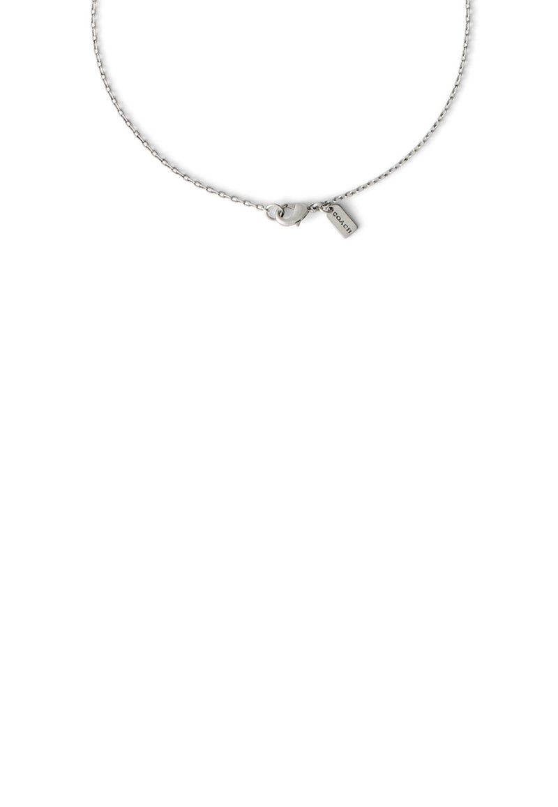 Silberne Kettenhalskette mit einem Karabinerverschluss und einem kleinen rechteckigen Anhänger, auf dem auf weißem Hintergrund ein Markenname eingraviert ist.