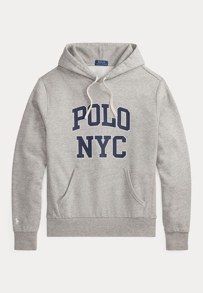 Γκρι φούτερ με κουκούλα από ύφασμα με απαλή υφή. Διαθέτει τσέπη καγκουρό στο μπροστινό μέρος και μπλε γραφικό με την επιγραφή "POLO NYC".