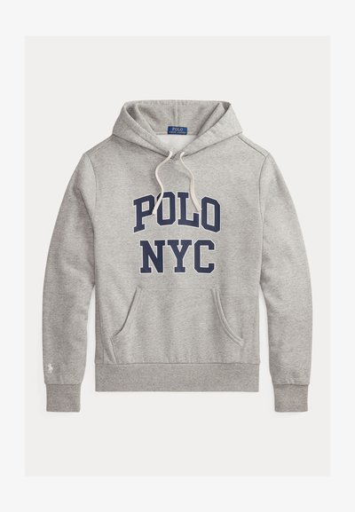 Γκρι φούτερ με κουκούλα από ύφασμα με απαλή υφή. Διαθέτει τσέπη καγκουρό στο μπροστινό μέρος και μπλε γραφικό με την επιγραφή "POLO NYC".