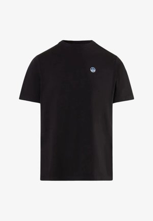T-shirt nera a maniche corte con scollo a girocollo e piccolo logo rotondo blu e bianco sul petto sinistro.
