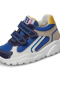 Scarpa sportiva blu con cinturini in Velcro, realizzata in materiali combinati tra cui suede e sintetico. Presenta dettagli bianchi e una suola testurizzata.
