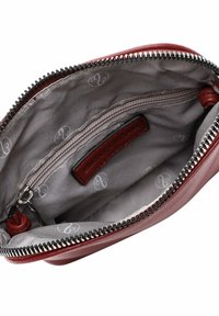 Clutch de cuero rojo con una superficie texturizada. El interior presenta un forro gris con un patrón, un bolsillo con cremallera y una etiqueta en relieve.