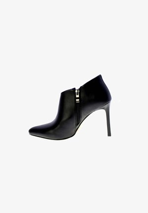 Stivale alla caviglia in pelle nera con punta affusolata e zip laterale. Caratterizzato da un alto tacco a stiletto e una texture liscia.