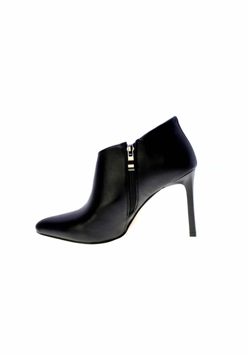 Stivale alla caviglia in pelle nera con punta affusolata e zip laterale. Caratterizzato da un alto tacco a stiletto e una texture liscia.