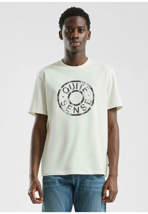 - T-shirt z nadrukiem