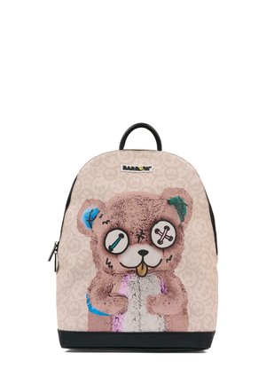 Zaino con design di orso in rosa chiaro, con texture morbida, accenti neri e maniglia superiore; include occhi grafici e dettagli giocosi.
