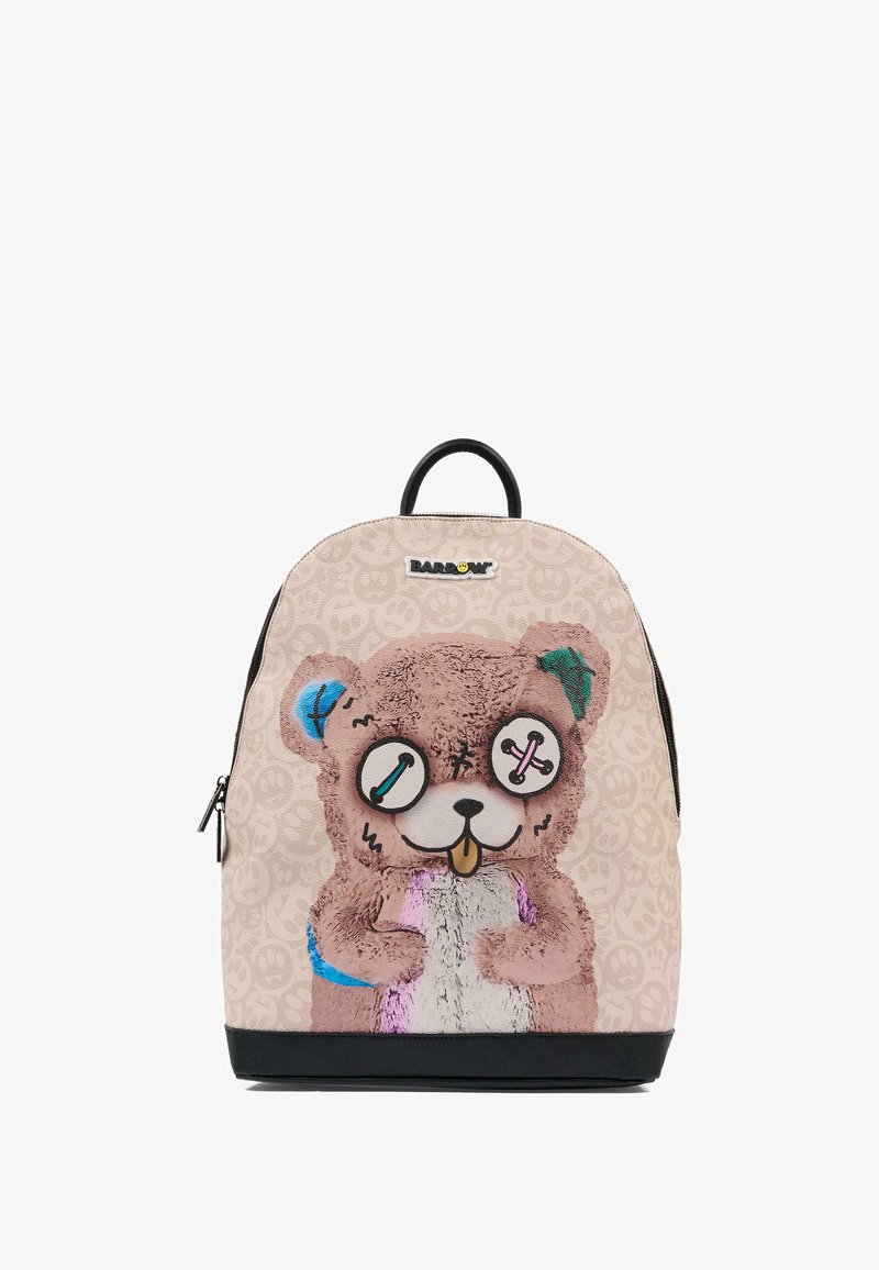 Zaino con design di orso in rosa chiaro, con texture morbida, accenti neri e maniglia superiore; include occhi grafici e dettagli giocosi.