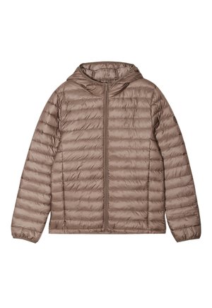 Giacca a vento leggera imbottita con cappuccio di colore taupe. Presenta un design trapuntato con cuciture orizzontali e una cerniera frontale. Texture liscia.