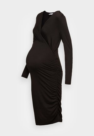 Robe de maternité noire à manches longues, décolleté en V, avec des détails froncés sur le côté, fabriquée en tissu stretch doux pour le confort et l'ajustement.