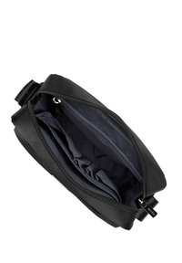 Borsa nera, rettangolare, con un esterno testurizzato, chiusura con zip e una fodera in tessuto scuro che presenta scomparti per l'organizzazione.