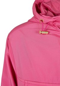 Roze gewatteerde jas met een gladde textuur en koorddetail met een gouden stop. Inclusief een voorkant zak en gestikte naden.
