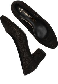Zwarte suede pumps met lage hakken en een spitse neus, voorzien van glinsterende accenten, een gouden logo aan de binnenkant, en een stevige vierkante hak. Maat 38.