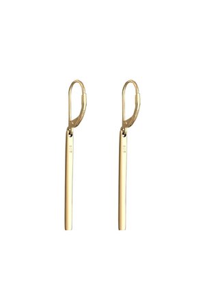 Boucles d'oreilles pendantes en ton or avec des barres verticales fines et des fermoirs à levier, chacune estampillée "925" indiquant une base en argent sterling.
