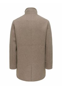 Cappotto di lana marrone con collo alto, taglio dritto e maniche lunghe. Presenta linee pulite e una tasca laterale funzionale.