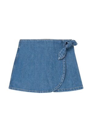 Jupe portefeuille en denim bleu avec un nœud sur le côté et un ourlet courbé, présentée à plat sur un fond blanc.