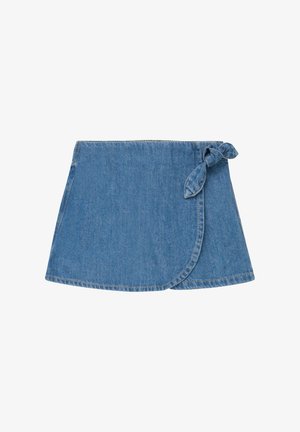 Blauer Jeans-Wickelrock mit seitlicher Knotenbindung und geschwungenem Saum, flach auf weißem Hintergrund präsentiert.