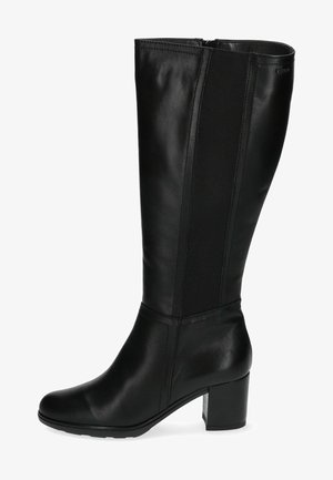 Stivale in pelle nera al ginocchio con pannelli elasticizzati ai lati, punta arrotondata e tacco a blocco spesso. Texture liscia con dettagli di cucitura sottili.