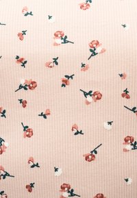 Ανοιχτό ροζ ριμπ ύφασμα με μικρά διάσπαρτα κόκκινα και λευκά λουλουδένια σχέδια και σκουροπράσινους φυλλώδεις μίσχους.