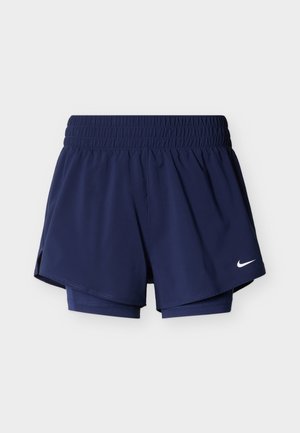 Shorts de course bleu marine avec une ceinture élastique, un design extérieur superposé et une doublure intérieure compressive. Présente un logo Nike blanc sur le côté.