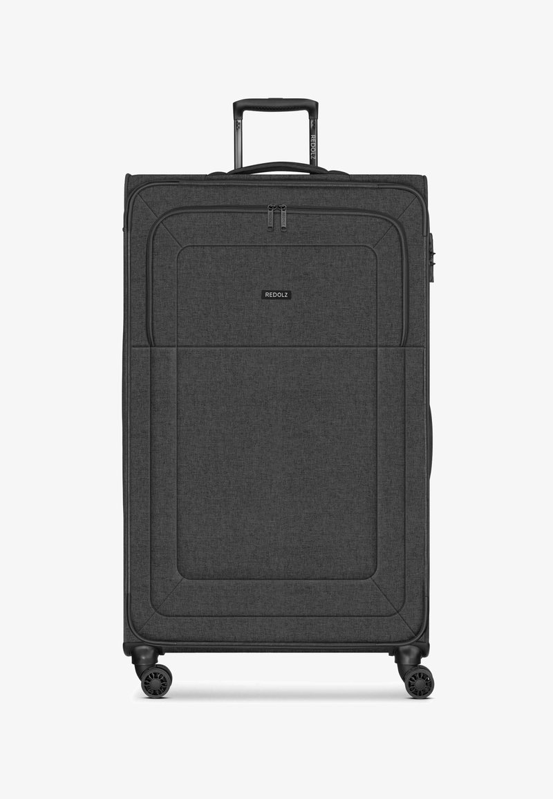 Maleta rígida de tela gris oscuro, que cuenta con un asa telescópica, cuatro ruedas y un bolsillo con cremallera en la parte frontal con detalles de diseño minimalista.