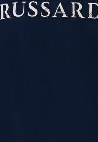 Czarny, granatowy t-shirt z bawełny z dużym haftowanym napisem "RUSSARD" w białych i złotych akcentach. Gładka faktura z okrągłym dekoltem.