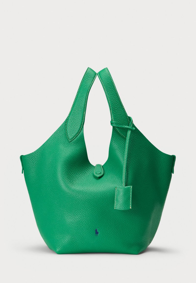 Πράσινη δερμάτινη τσάντα tote με υφή, ευρύ άνοιγμα, δύο λαβές και πλευρική τσέπη. Διαθέτει ένα μικρό λογότυπο μπροστά.