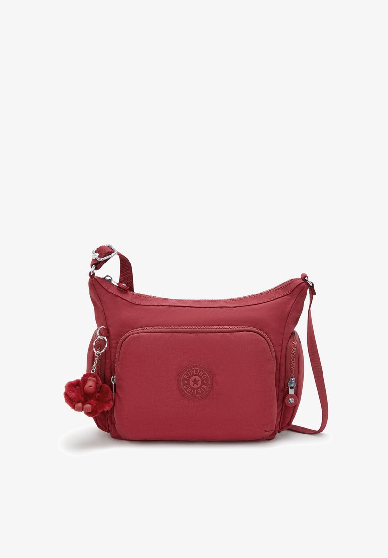 Borsa a tracolla in nylon cremisi con finitura testurizzata, dotata di una tasca frontale con zip, patch con logo e un portachiavi con pompon in pelliccia.