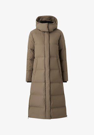 Cappotto lungo imbottito color marrone. Presenta un colletto alto e cappuccio, tasche con zip, polsini a costine ed è trapuntato per l'isolamento.