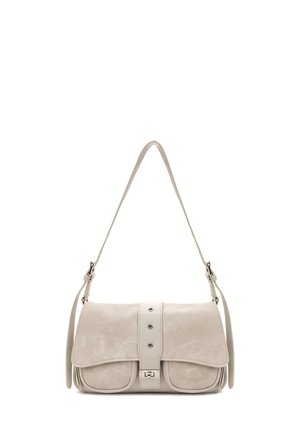 Borsa a tracolla in pelle beige con patta in suede texturizzato, chiusura a scatto e decorazioni in metallo. Presenta una tracolla regolabile e tasche laterali.