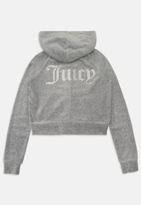 Sivi skraćeni dukserica s mekanom teksturom, koja ima kapuljaču i logo "Juicy" ukrašen cirkonima na leđima.