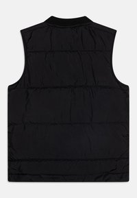 Gilet imbottito nero con design senza maniche, colletto a coste e cuciture orizzontali. Realizzato in materiale liscio e leggero.