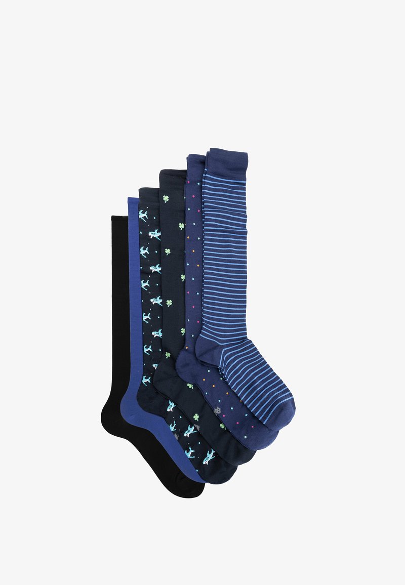 Set di sei calze in varie tonalità di blu navy. Le caratteristiche includono design solidi, a motivi e a righe con dettagli come punti e trifogli.